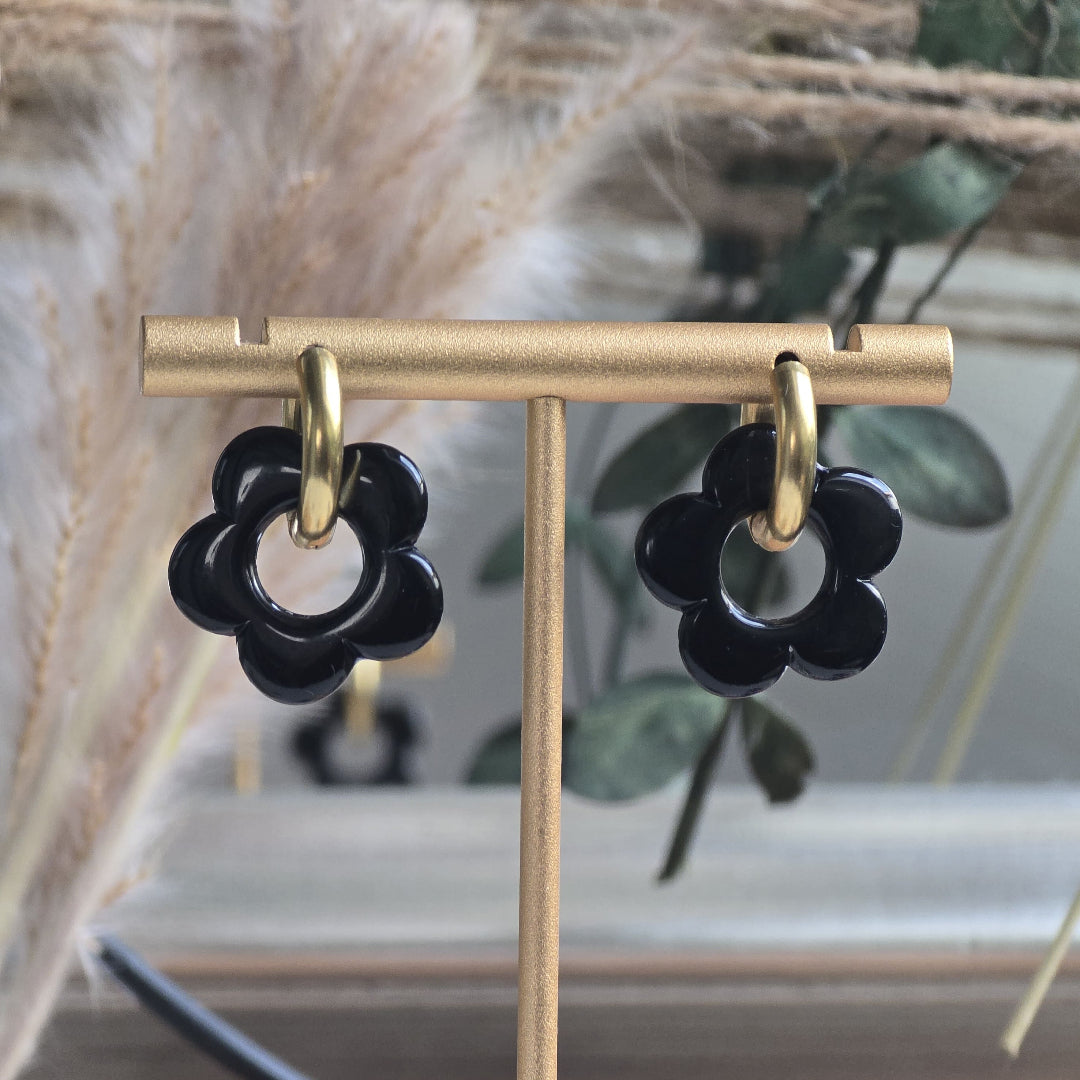 Boucles créoles dorées artisanales fleurs noires en résine – bijou intemporel femme haute-savoie
