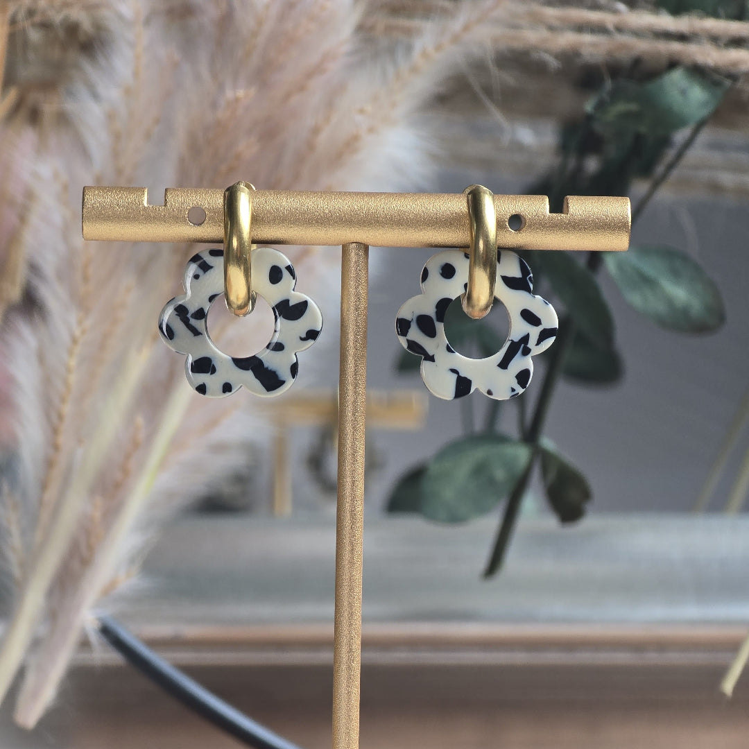 Créoles dorées artisanales avec fleurs tachetées noir et blanc effet dalmatien – bijou fantaisie femme
