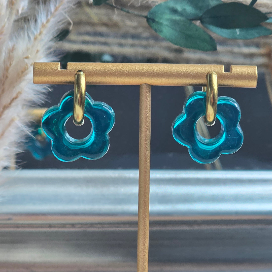 Boucles d’oreilles créoles dorées fleurs bleu canard – bijou artisanal interchangeable