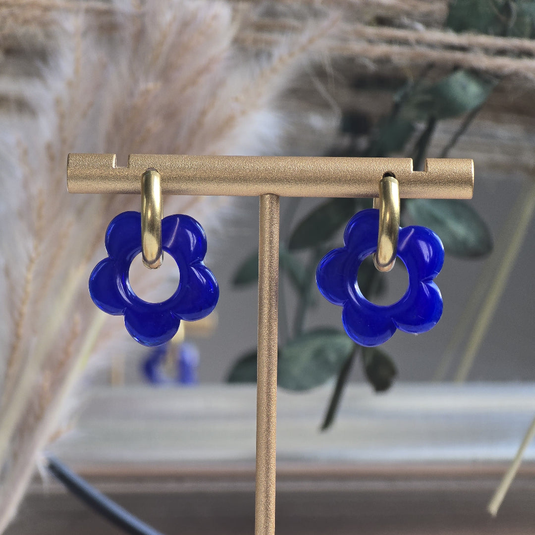 Boucles d’oreilles créoles dorées fleurs bleu électrique – bijou artisanal éclatant femme
