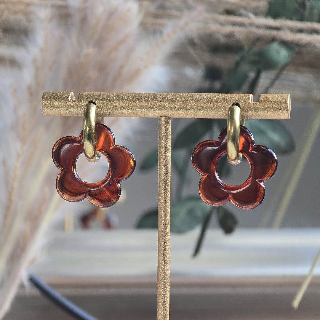 Boucles d’oreilles créoles dorées ornées de fleurs brun ambré transparent – bijou artisanal interchangeable entre annecy et genève