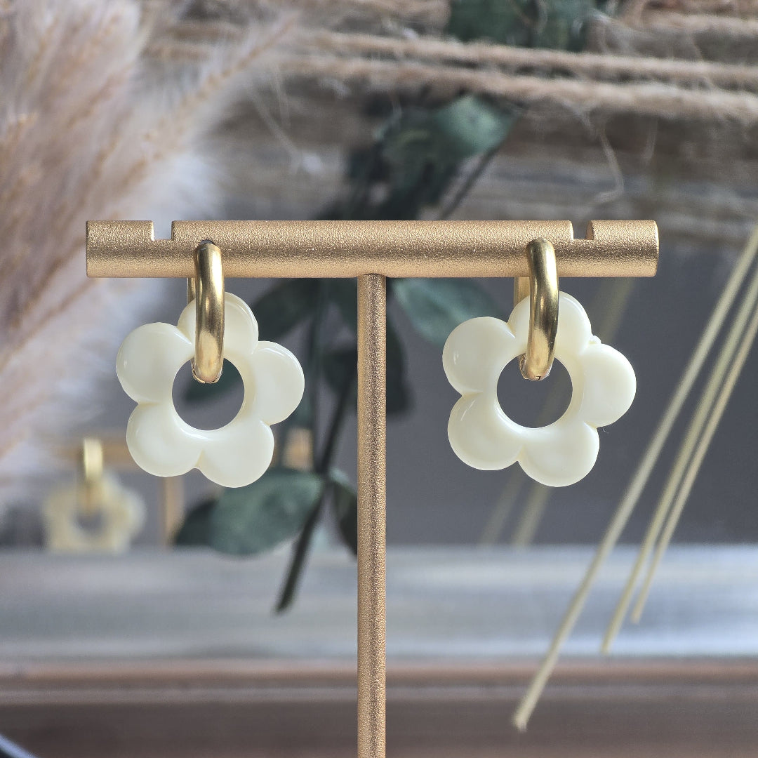 Boucles d’oreilles créoles dorées fleurs crème ivoire – bijou artisanal intemporel femme copponex