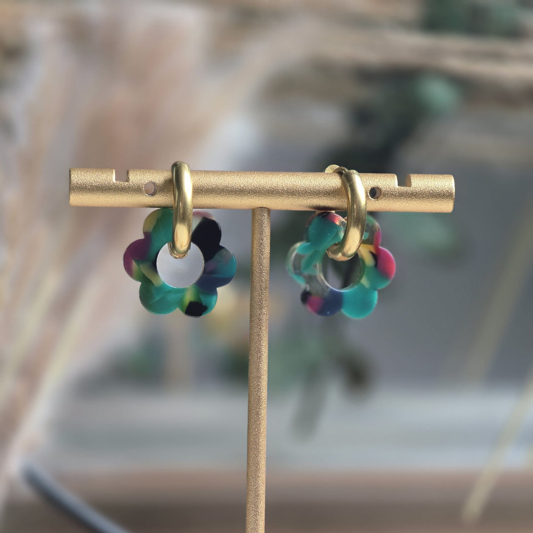 Boucles Chloris – Créoles fleur ecaille verte mauve noir