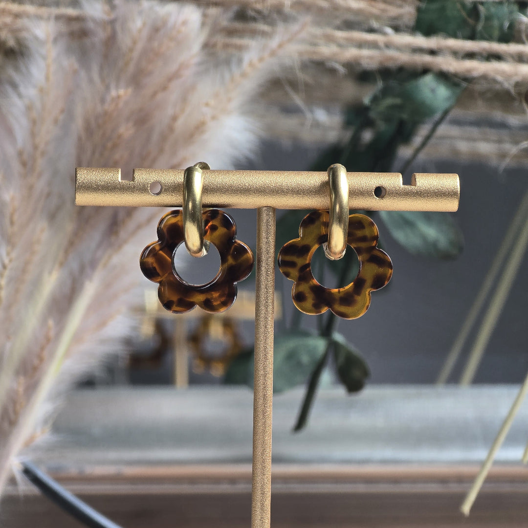 Créoles dorées artisanales ornées de fleurs effet écaille marron – bijou artisanal interchangeable