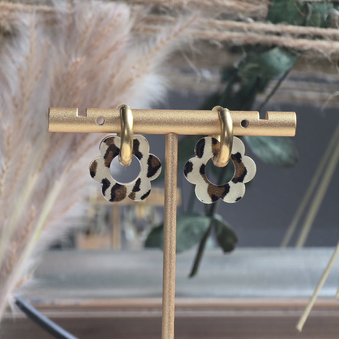 Boucles d’oreilles créoles dorées fleurs motif léopard en acétate – bijou artisanal original interchangeable