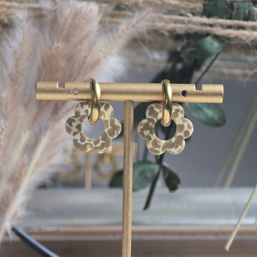 Boucles créoles dorées artisanales avec fleurs effet léopard caramel – bijou interchangeable femme