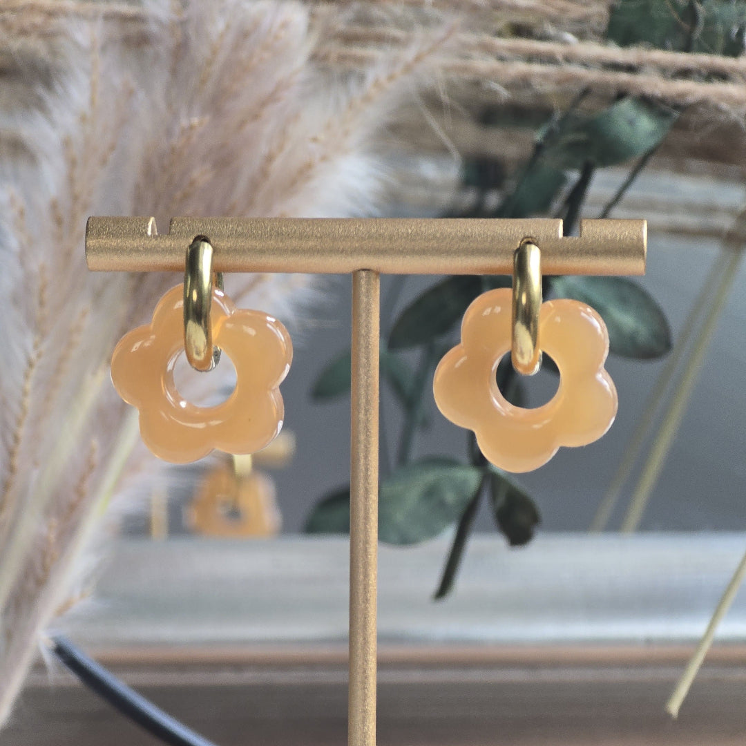 Boucles d’oreilles créoles dorées fleurs orange pastel – bijou artisanal interchangeable