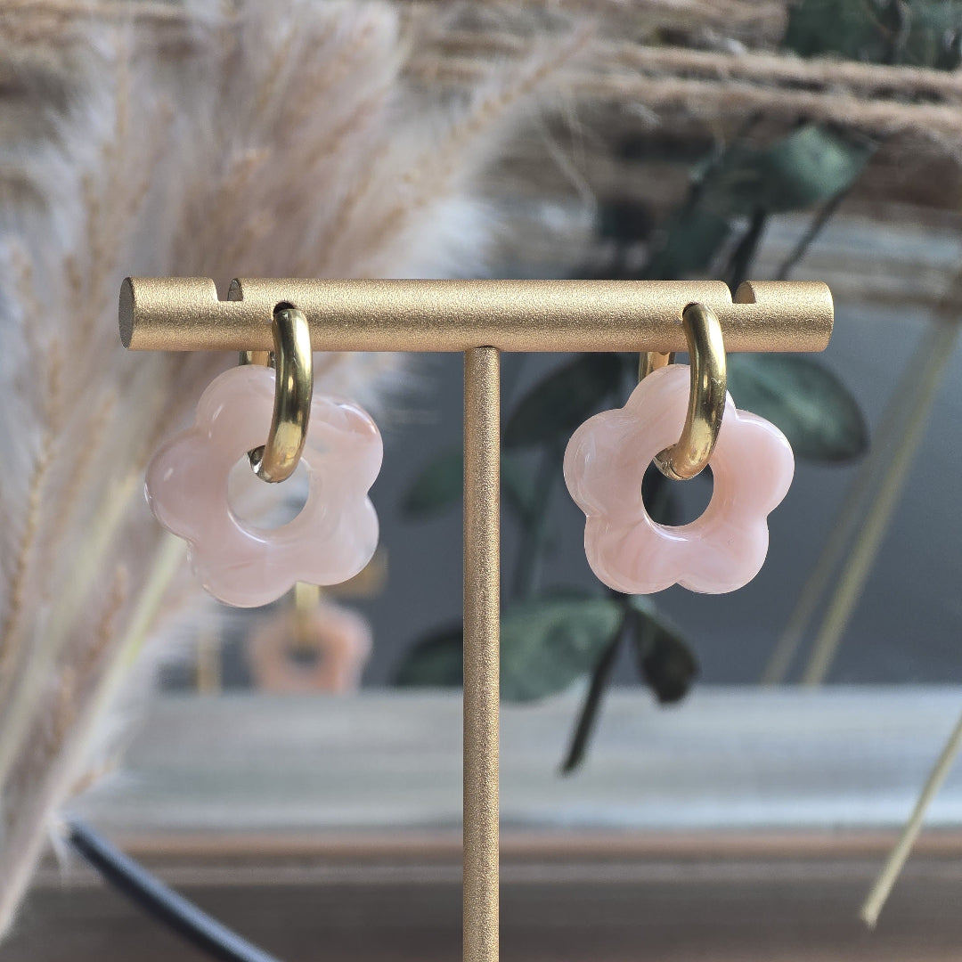 Boucles d’oreilles créoles dorées fleurs rose poudré nacré – bijou artisanal élégant femme