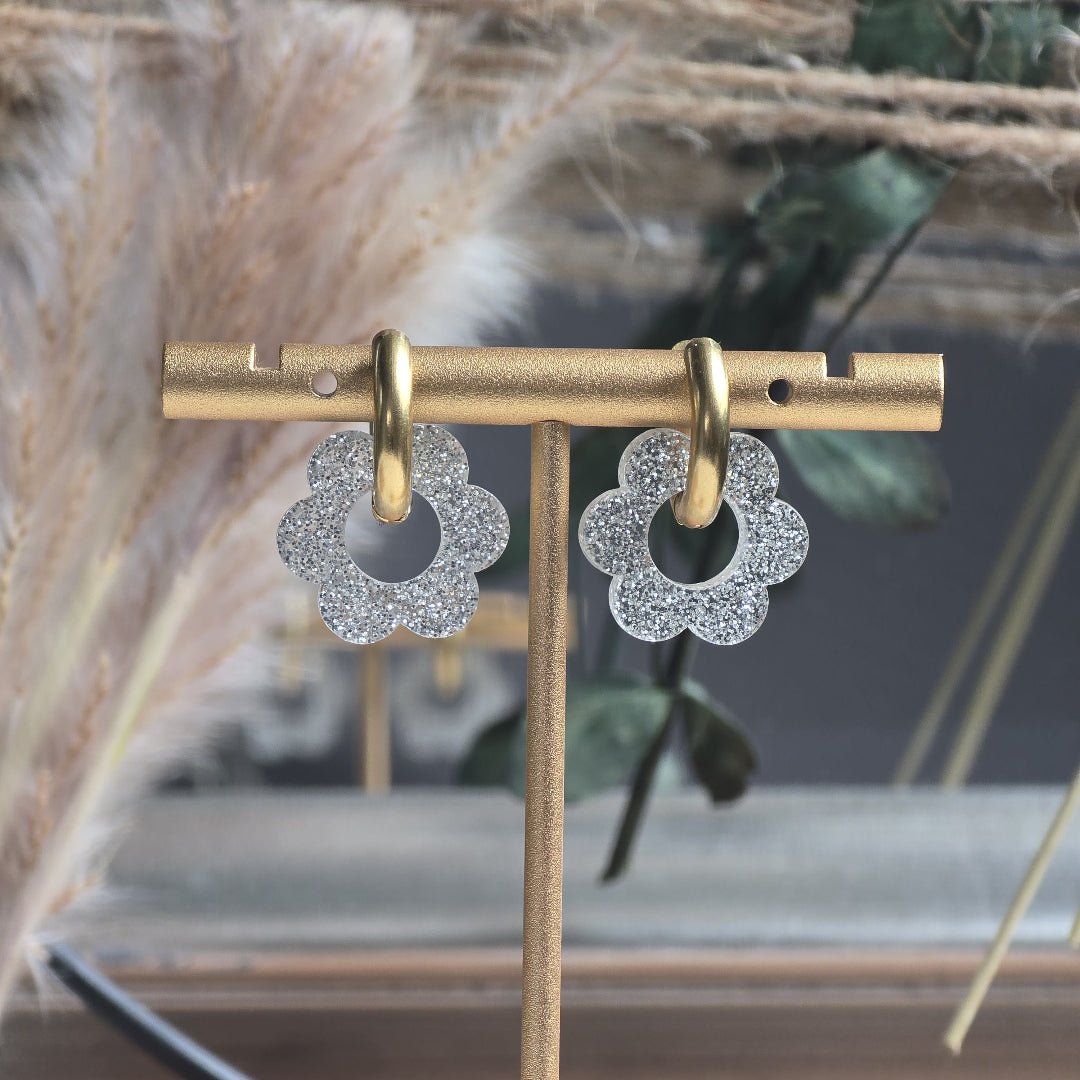Boucles créoles dorées artisanales avec fleurs gris pailleté – bijou élégant et lumineux