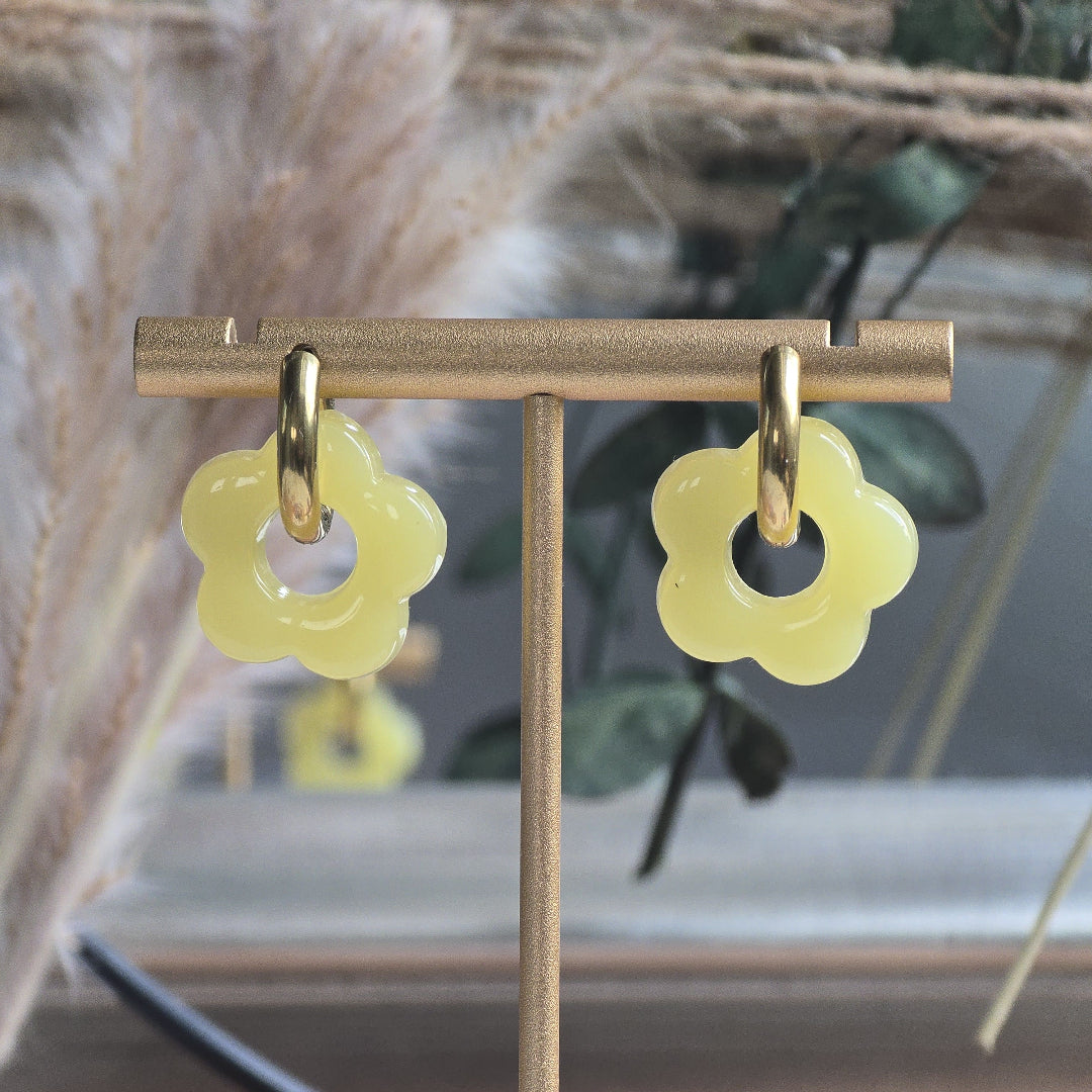 Créoles dorées artisanales ornées de fleurs jaune citron pastel – bijou lumineux femme