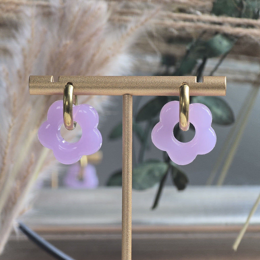 Boucles créoles dorées artisanales avec fleurs lilas pastel – bijou délicat et féminin