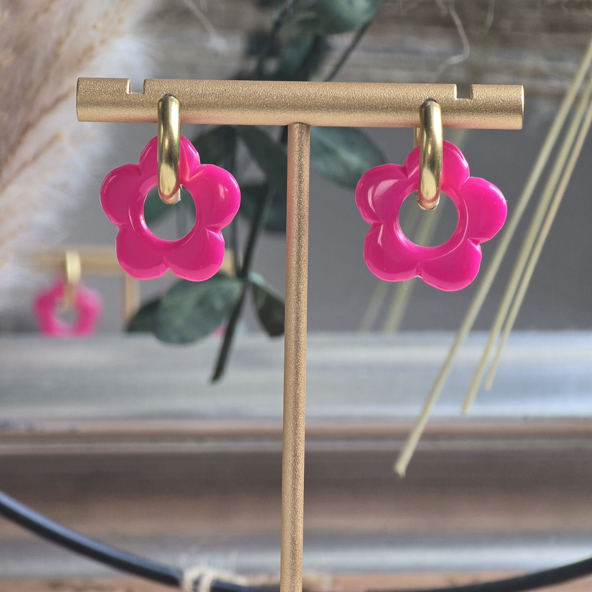 Boucles créoles dorées artisanales avec fleurs rose fuchsia – bijou fantaisie coloré femme