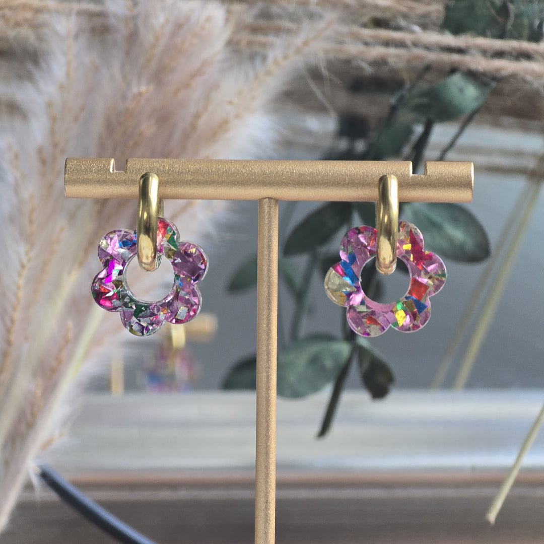 Créoles dorées artisanales avec fleurs rose pailletée en résine – bijou femme élégant et interchangeable