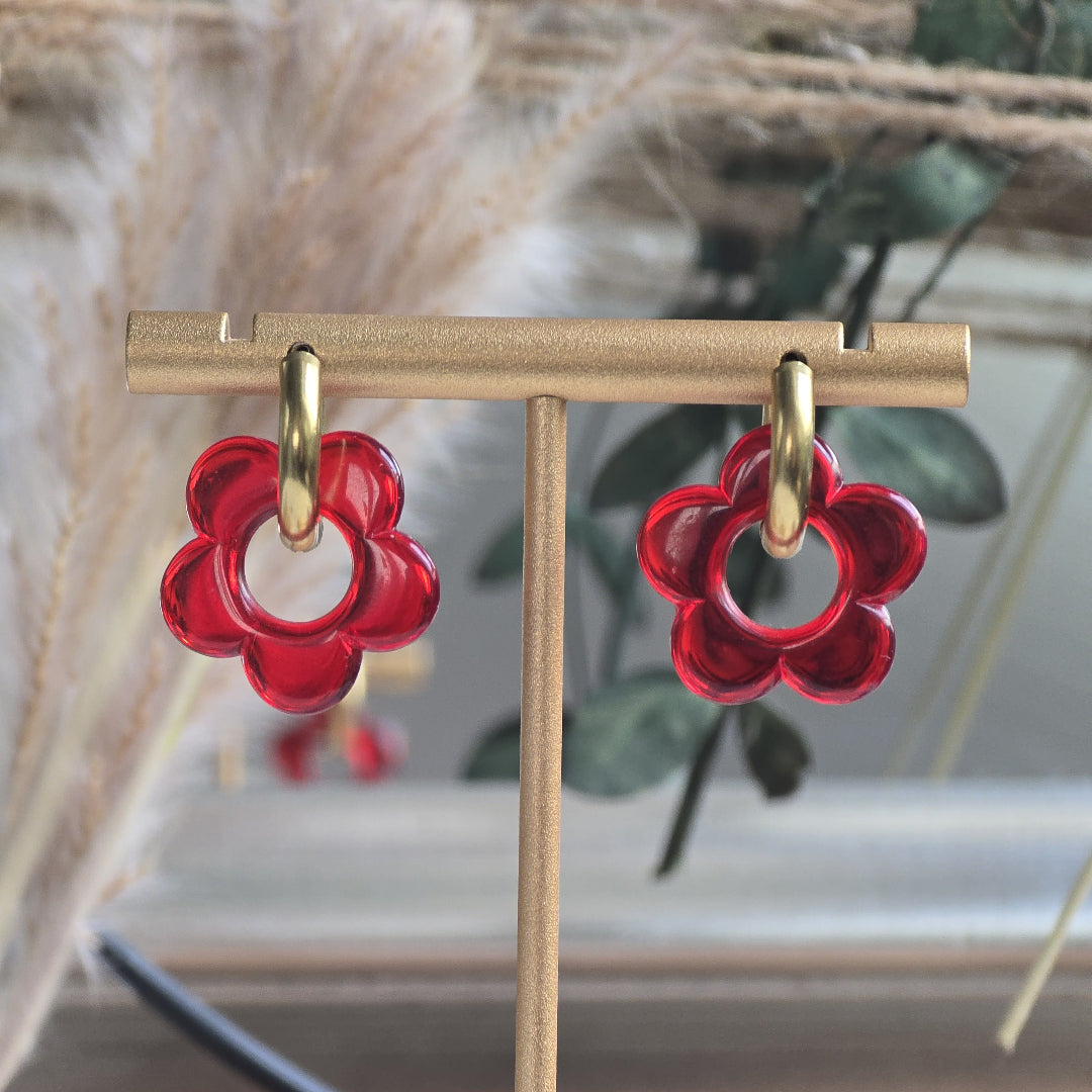 Créoles dorées artisanales haute-savoie avec fleurs rouge cristal transparent – bijou femme élégant