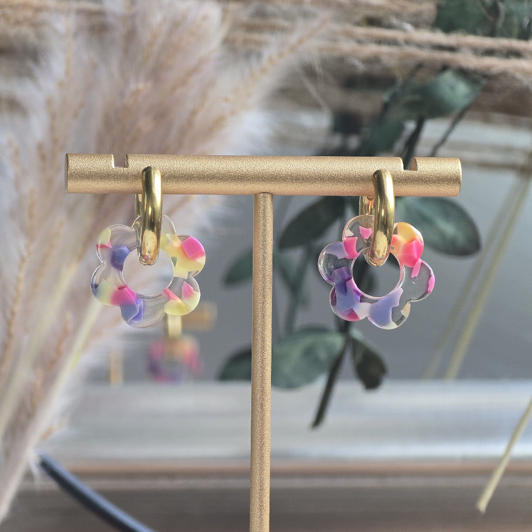 Boucles créoles dorées artisanales avec fleurs transparentes aux tons rose, mauve et crème – bijou fantaisie élégant et interchangeable