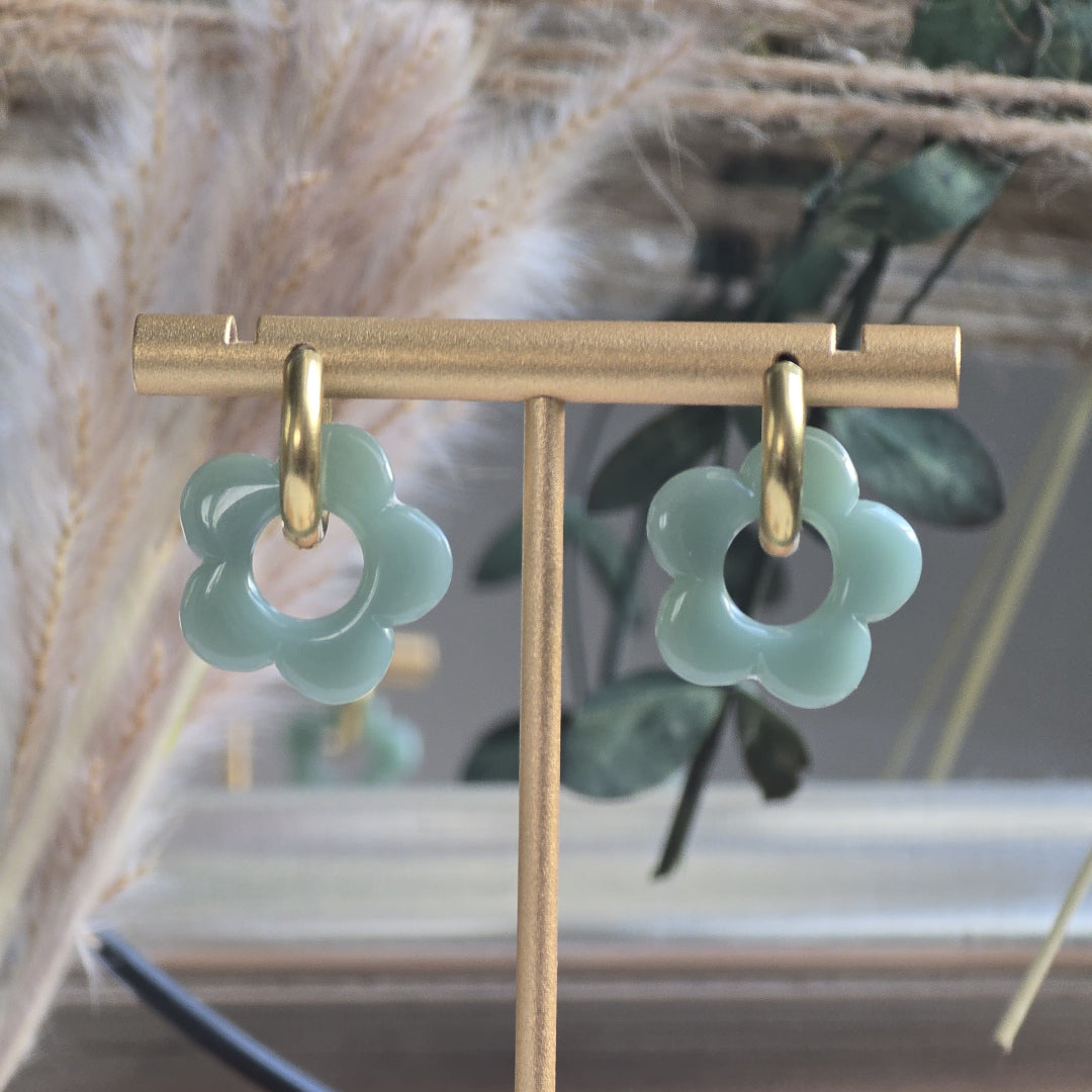 Boucles créoles dorées artisanales avec fleurs vert céladon en acétate – bijou femme élégant et intemporel