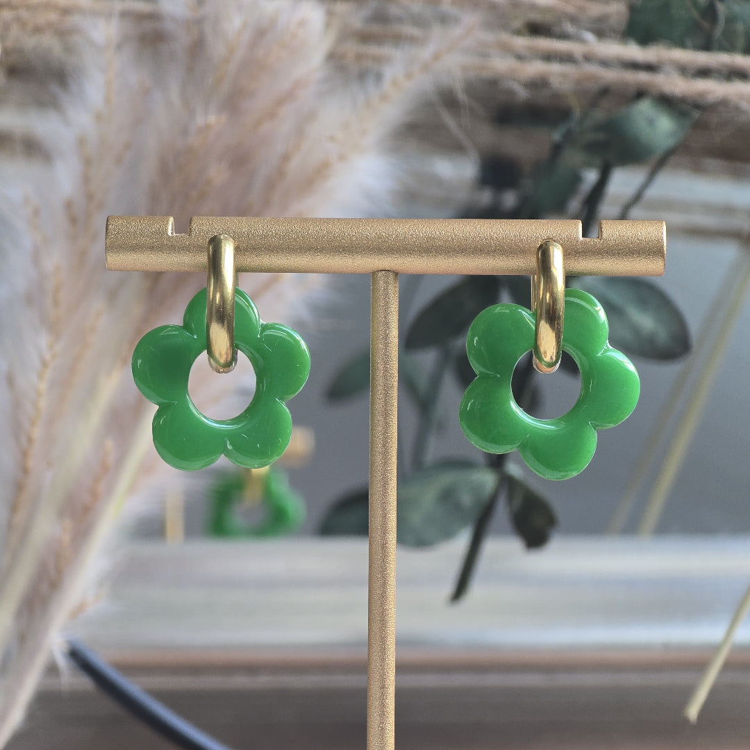 Boucles créoles dorées avec fleurs vert jade vif – bijou artisanal interchangeable