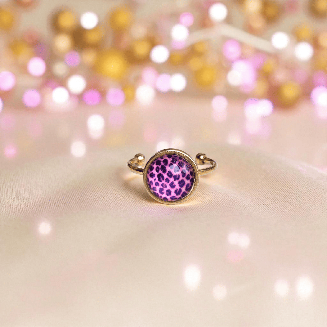 Bague ajustable dorée avec cabochon imprimé léopard rose, création artisanale Zateka