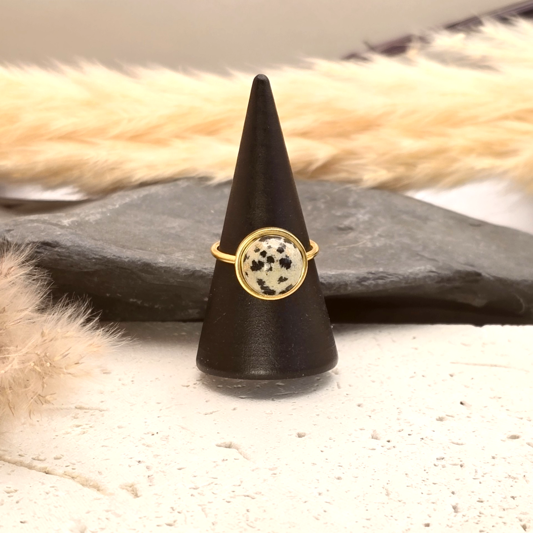 Bague Appolonia jaspe dalmatien, bague femme dorée avec pierre gemme naturelle tachetée