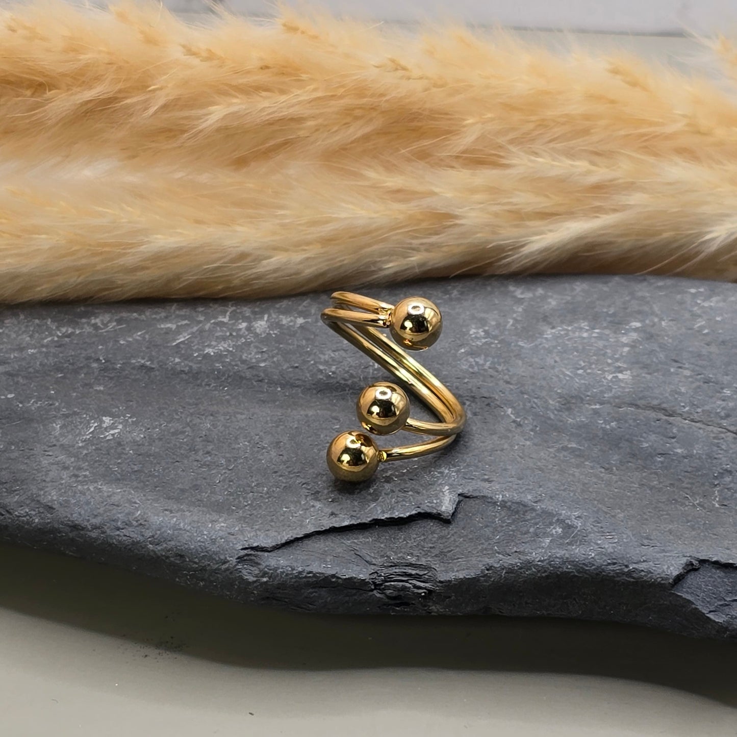 Bijou doré femme avec boules dorées, bague design minimaliste et ajustable