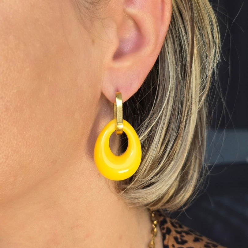 Bijou artisanal Magaia en résine jaune et acier doré, fabrication Cruseilles Haute-Savoie.