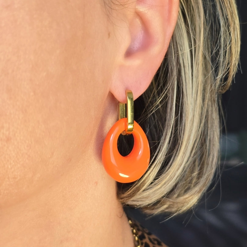 Créoles Magaia en acier doré et pendentif résine orange, fabrication artisanale Copponex.