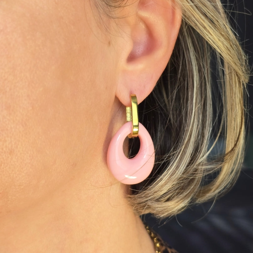 Boucles Magaia créoles dorées et résine verte, bijou artisanal fait main à Cruseilles.