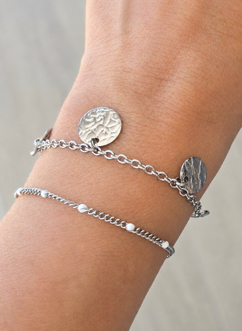 Bracelet argenté femme avec fine chaîne perlée blanche
