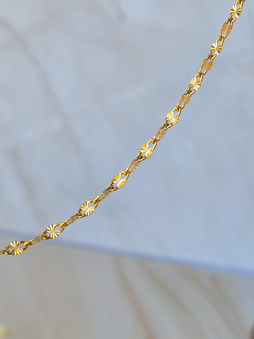 Détail du bracelet BRISÉIS avec fermoir mousqueton et chaînette d’extension