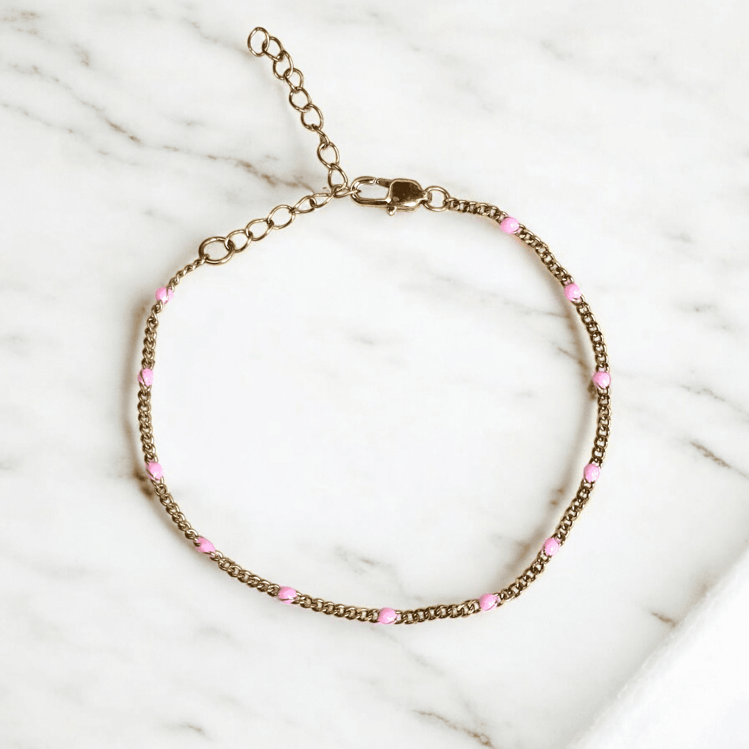 Bracelet fin doré en acier inoxydable, orné de billes émaillées rose poudré, collection Octobre Rose Zateka, 15 % reversés à LFS France