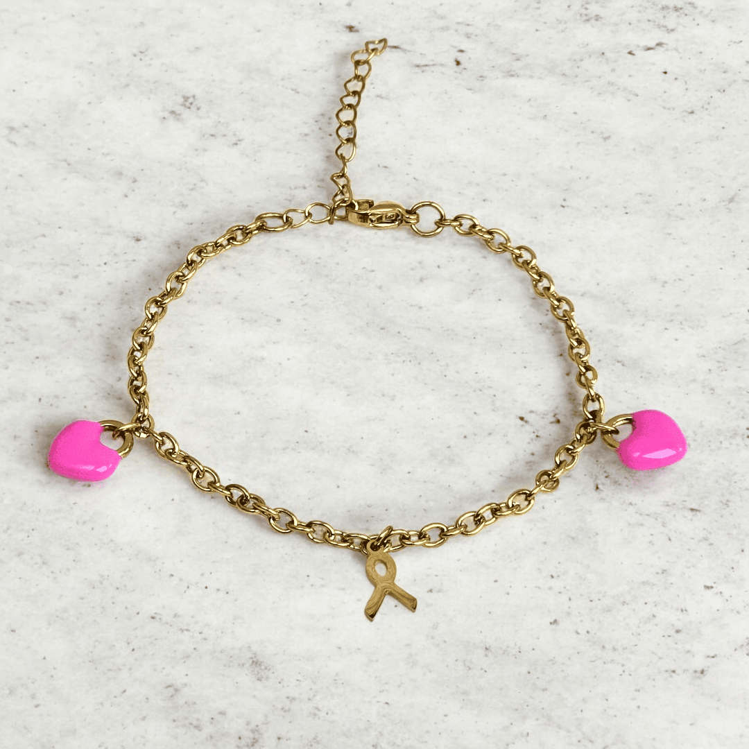Bracelet Octobre Rose en acier doré avec breloques cœur rose et ruban, création artisanale Zateka