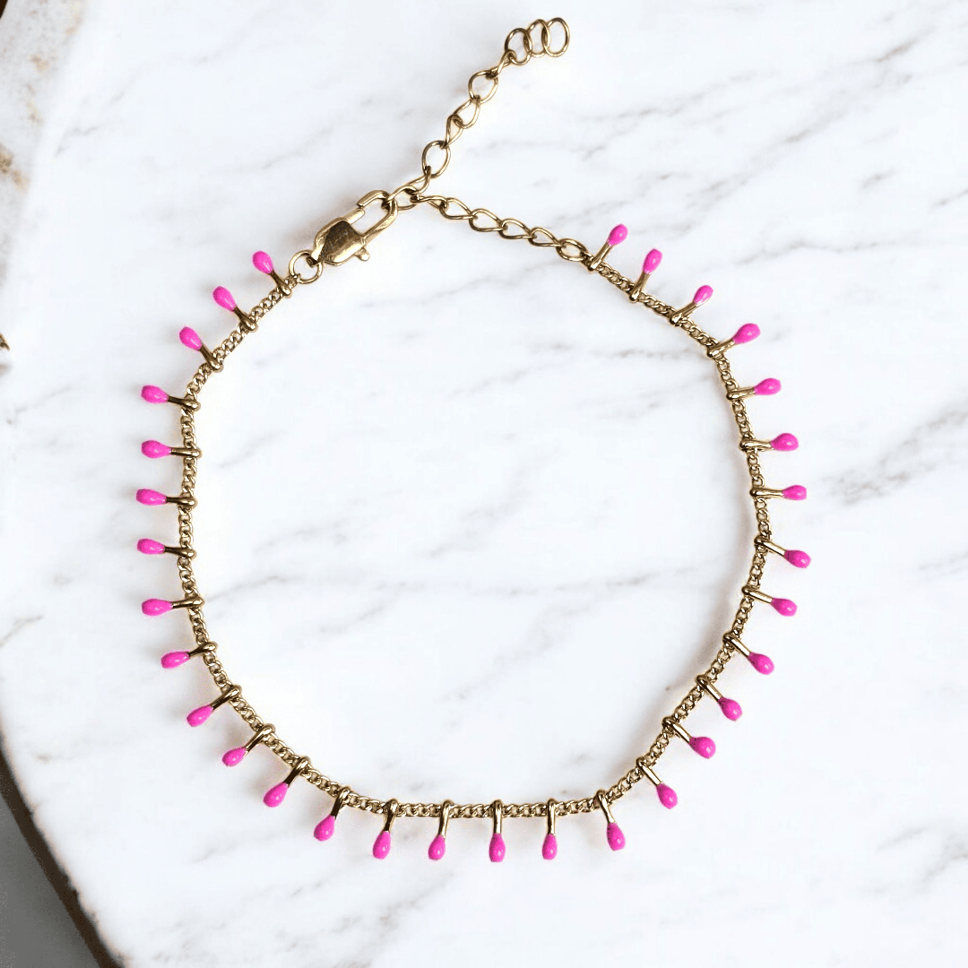 Bijou solidaire Octobre Rose, bracelet doré fin avec pampilles rose fuchsia, création artisanale Zateka