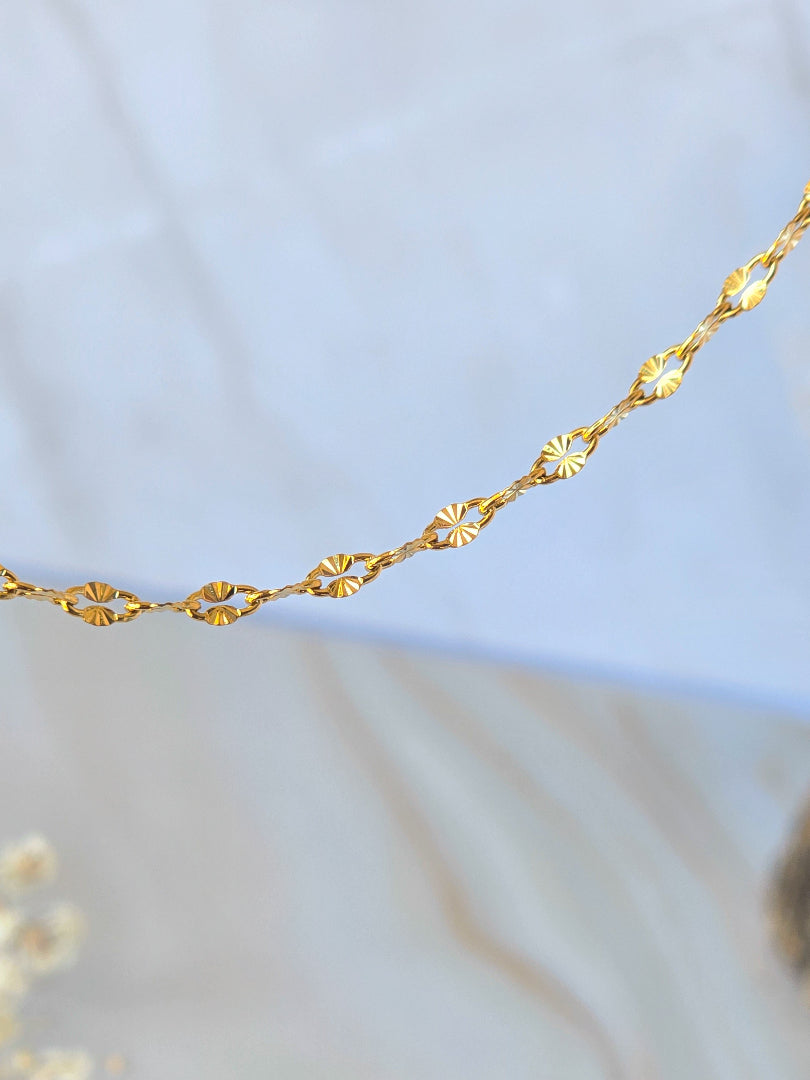 Collier BRISEIS porté seul ou en accumulation avec d’autres colliers
