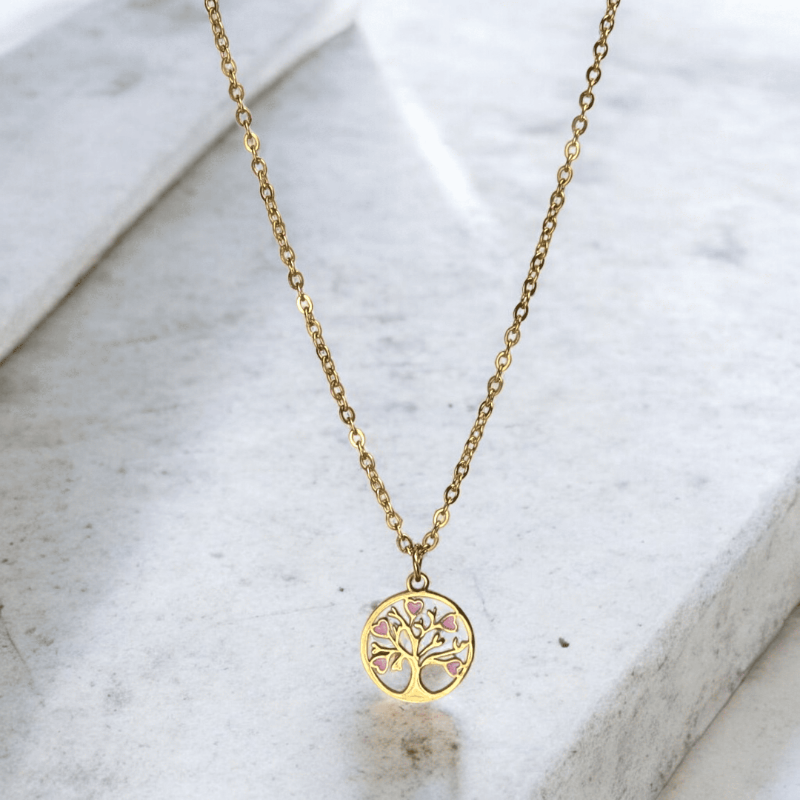 Collier doré arbre de vie orné de petits cœurs roses sur chaîne perlée en acier inoxydable, bijou artisanal Zateka, 15 % reversés à LFS France