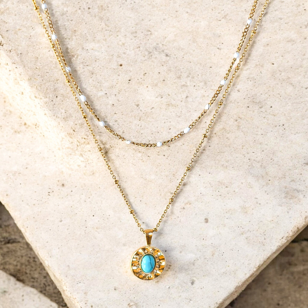 Collier Damara double rang doré avec chaîne perlée blanche et pendentif turquoise