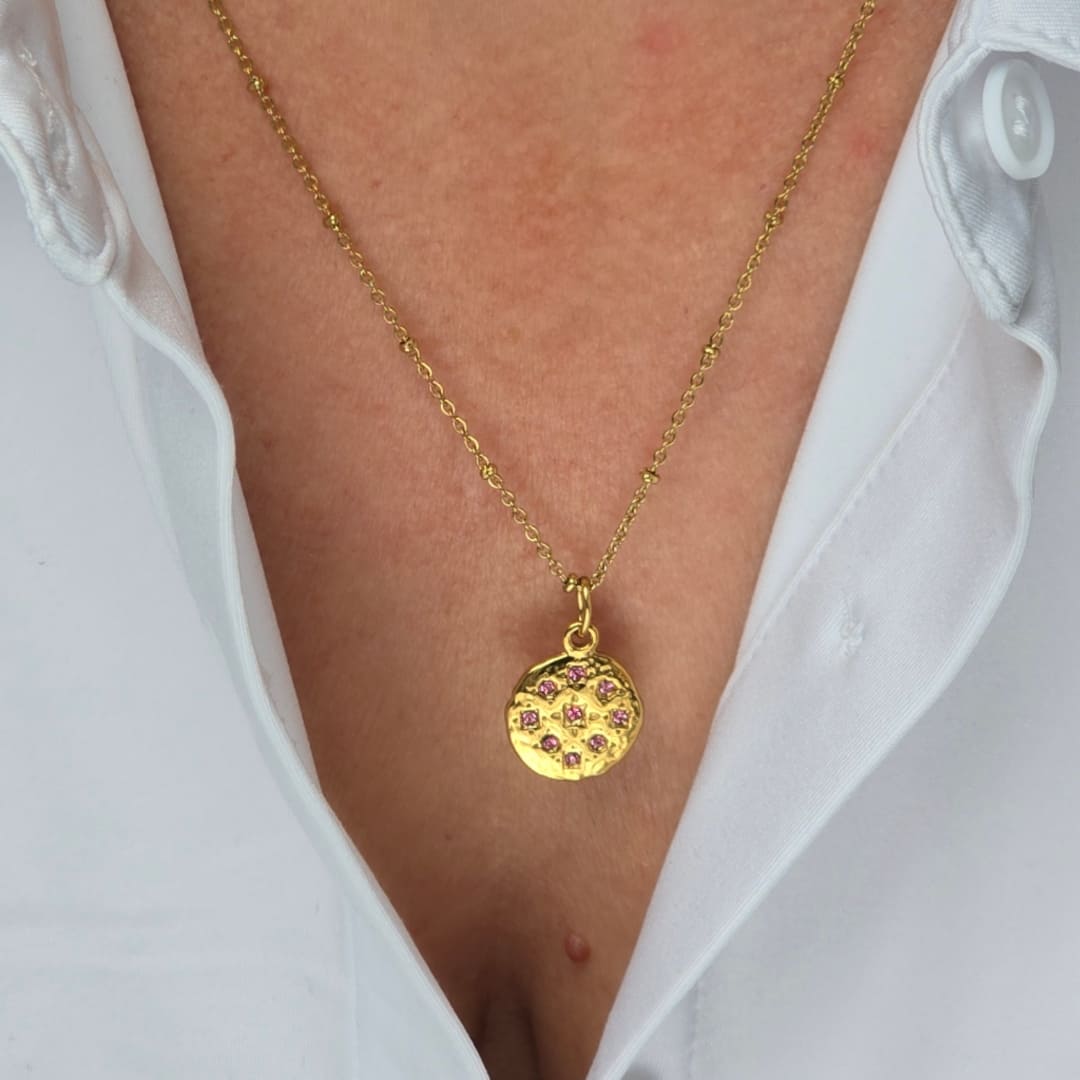 Collier doré avec médaillon martelé et strass rose scintillant, chaîne perlée délicate en acier inoxydable