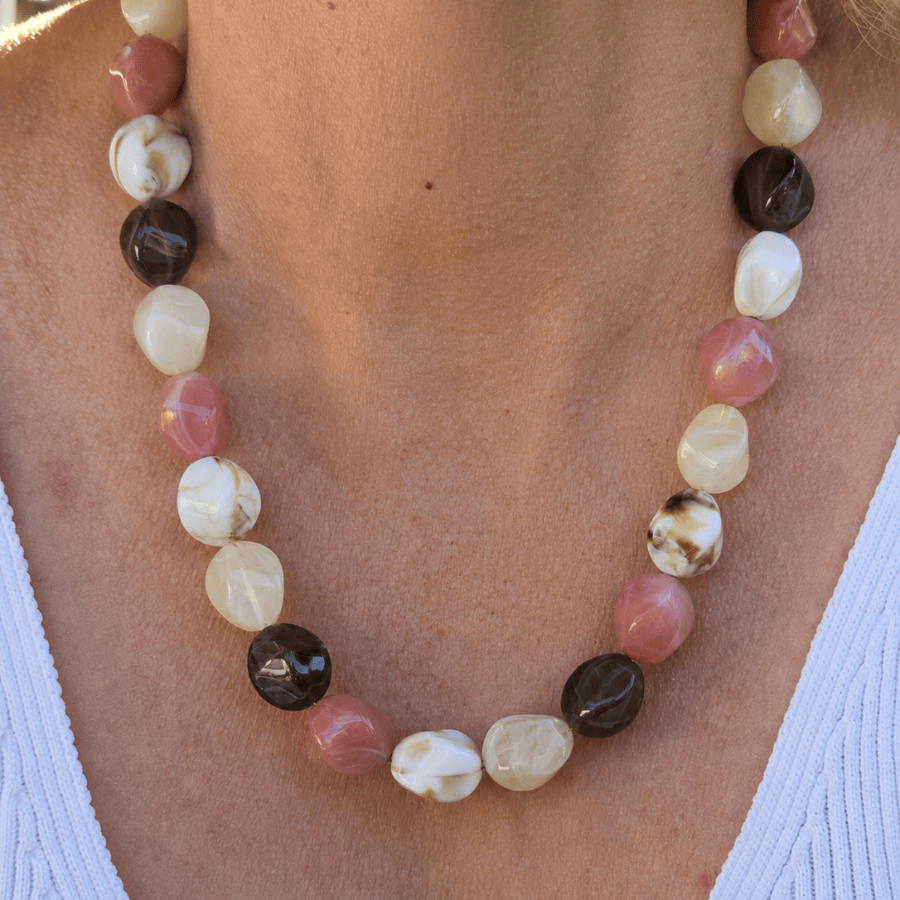 Collier bohème chic en acier inoxydable doré avec perles marbrées.