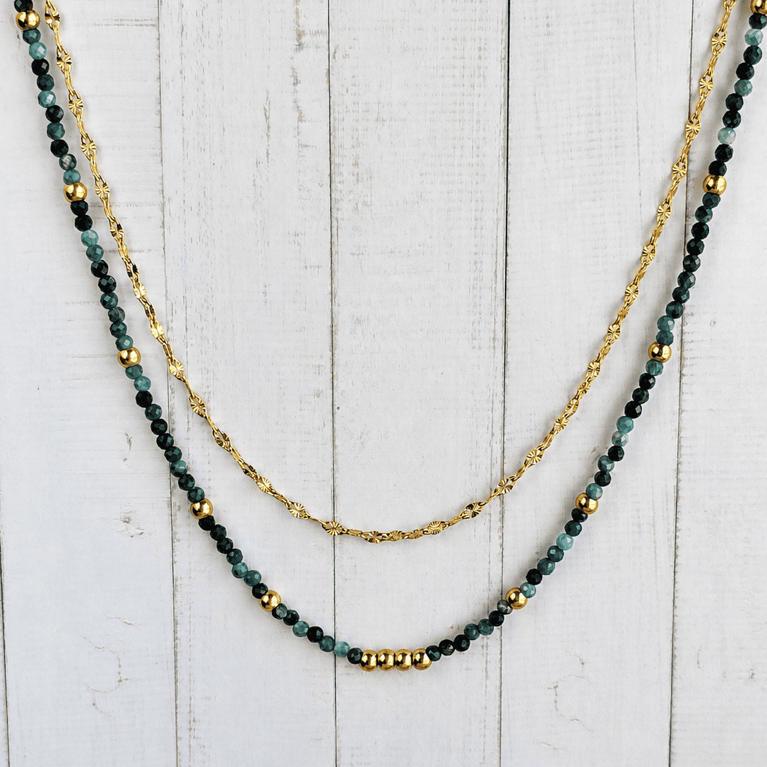 Collier Murcia en tourmaline bleue avec perles facettées et chaîne dorée fine