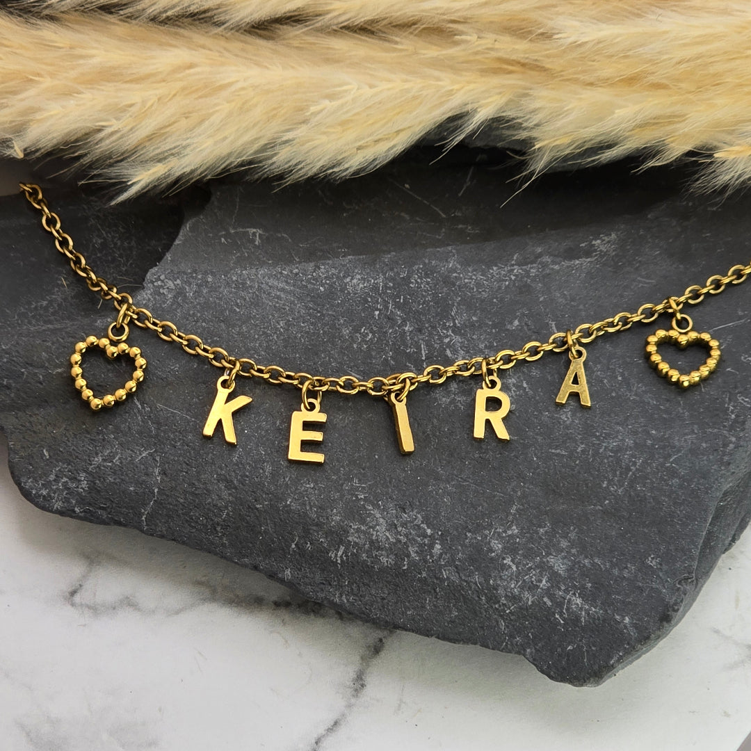 Collier personnalisé avec lettres en acier doré, idée cadeau femme chic fabriqué à Cruseilles proche d’Annecy