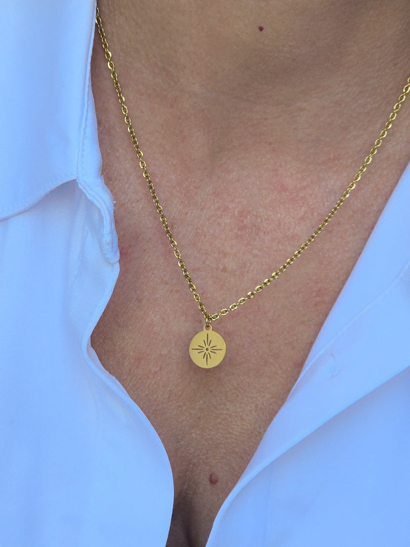 Collier doré en acier inoxydable motif solaire – STELLA