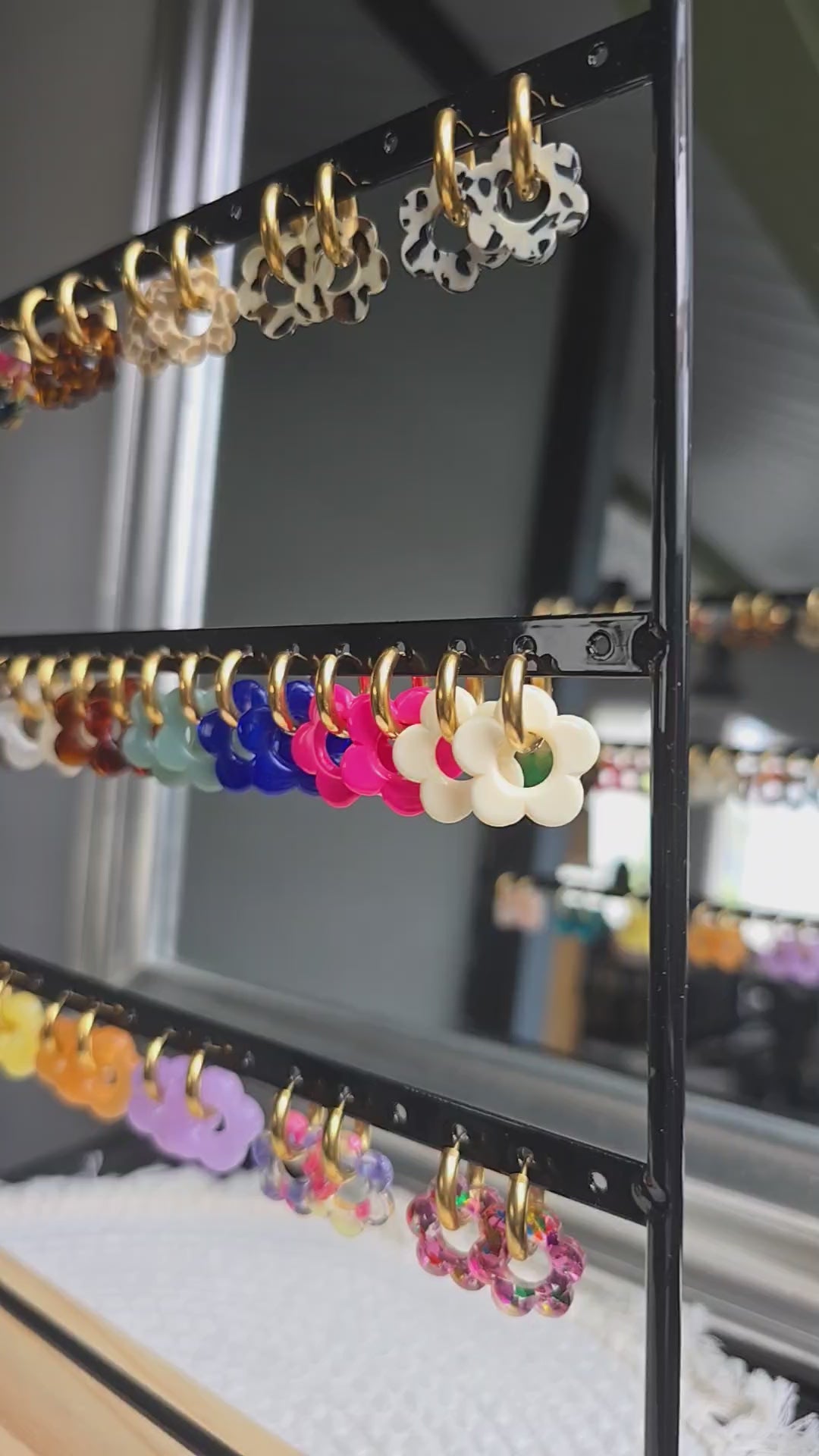 Pack cadeau boucles d’oreilles Chloris – créoles dorées avec fleurs fleuries interchangeables en plusieurs couleurs, bijou artisanal élégant pour femme