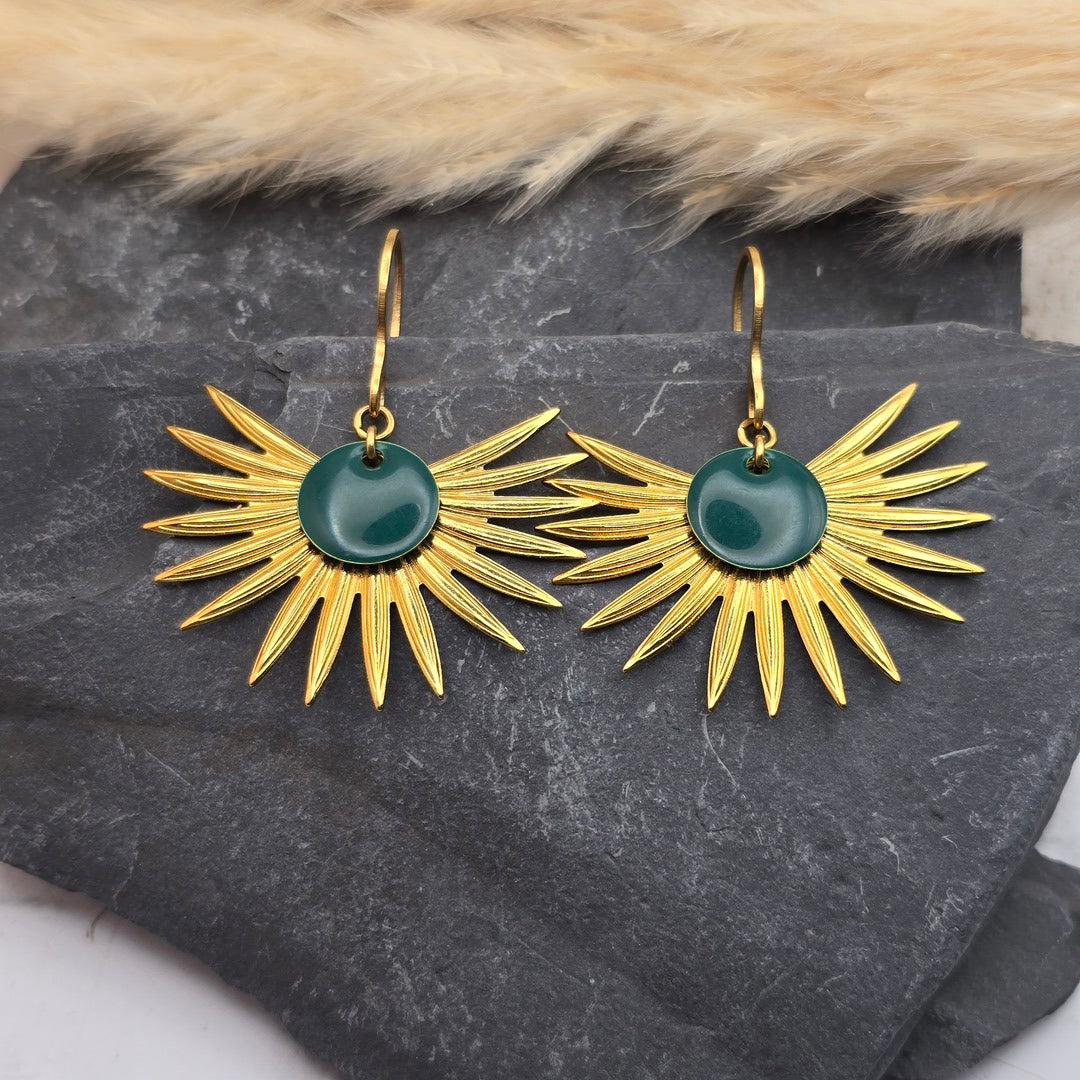 Boucles d’oreilles Lamia grand éventail doré et sequin émaillé vert, fait main en Haute-Savoie (Cruseilles).