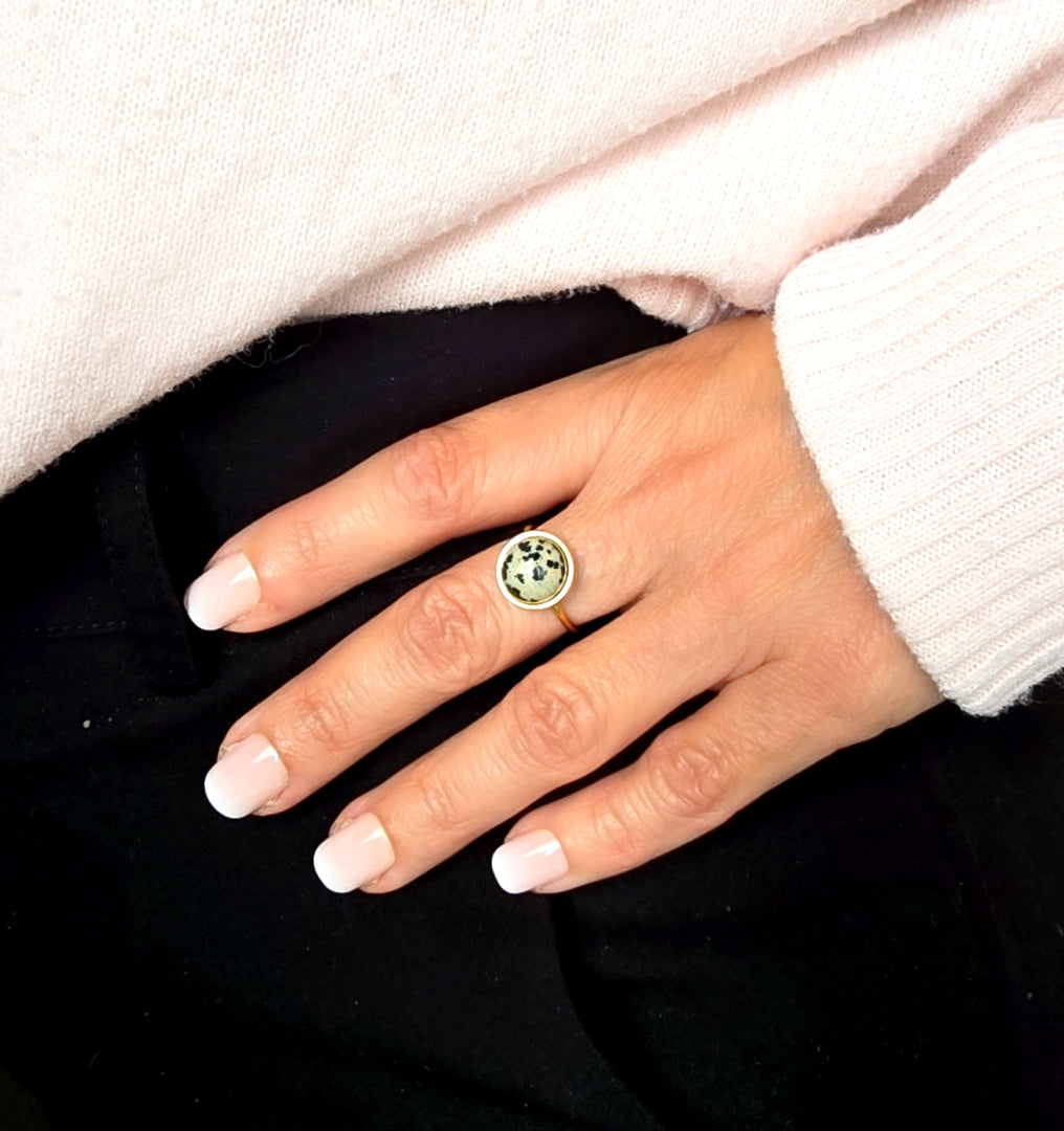 bague-appolonia-jaspe-dalmatien-bijou-dore-femme-detail-motif-mineral
