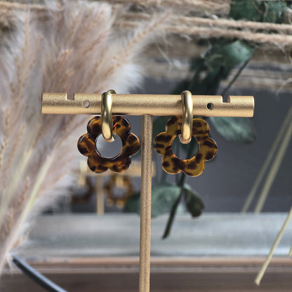 Créoles dorées artisanales ornées de fleurs effet écaille marron – bijou artisanal interchangeable