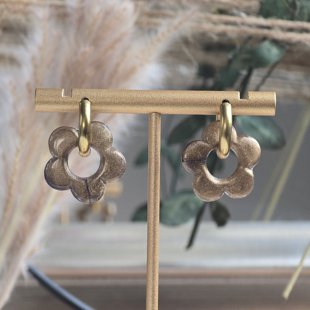 Boucles d’oreilles créoles dorées fleurs nacré bronze – bijou artisanal interchangeable haute-savoie