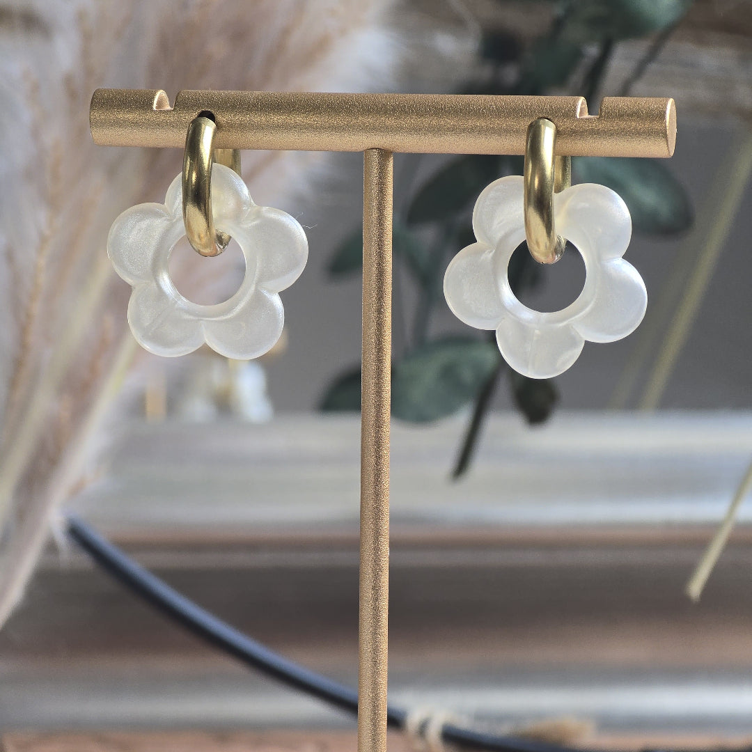 Boucles créoles dorées avec fleurs nacré blanc perle – bijou artisanal  haute-savoie raffiné femme