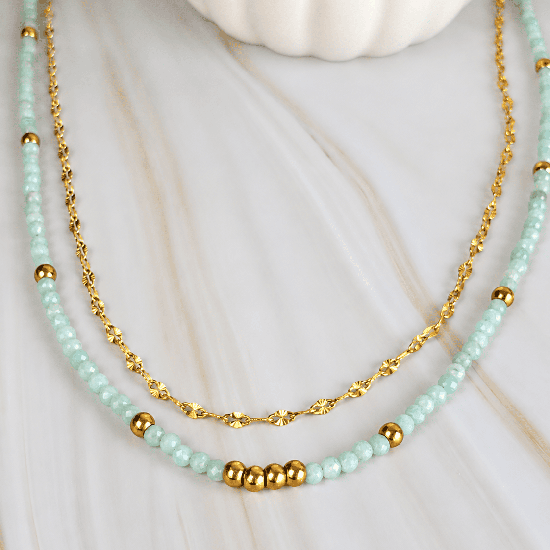 Collier doré femme Murcia avec chaîne fine lumineuse et rang de perles colorées
