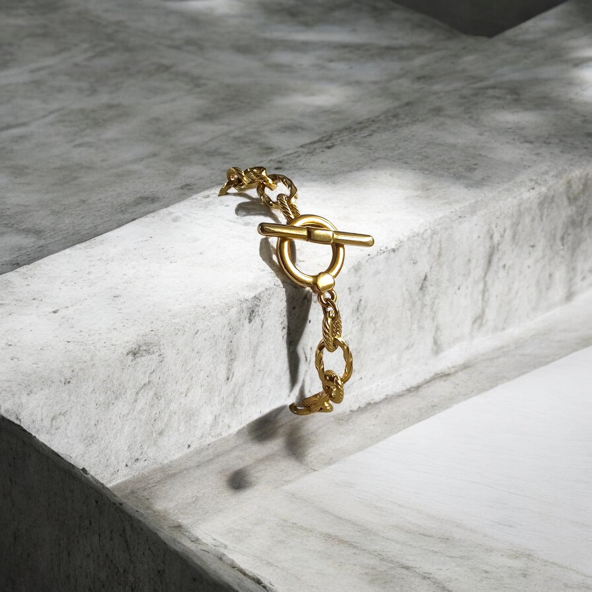 Bracelet Lalita Zateka en acier doré – double maille et fermoir T