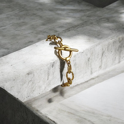 Bracelet Lalita Zateka en acier doré – double maille et fermoir T