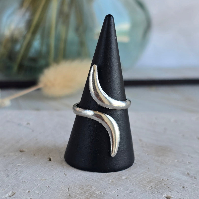 Bague SÉLIA ajustable en acier inoxydable argenté portée sur présentoir